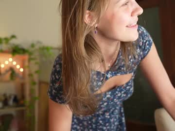 Foto porno eli_sun ne arata tot la camera pe KUR.ro