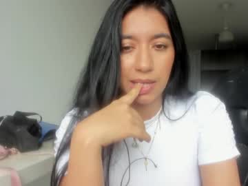 Foto porno emillybrowm ne arata tot la camera pe KUR.ro