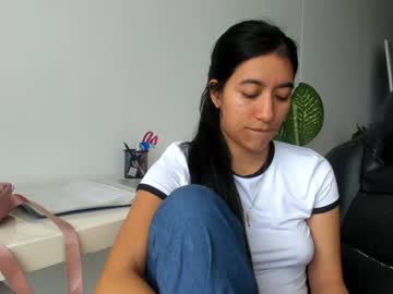 Foto porno emillybrowm ne arata tot la camera pe KUR.ro