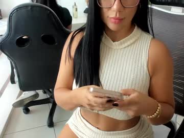 Foto porno emillybrowm ne arata tot la camera pe KUR.ro