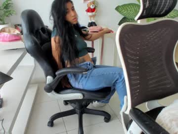 Foto porno emillybrowm ne arata tot la camera pe KUR.ro