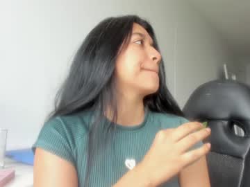 Foto porno emillybrowm ne arata tot la camera pe KUR.ro