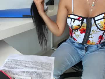 Foto porno emillybrowm ne arata tot la camera pe KUR.ro