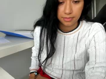 Foto porno emillybrowm ne arata tot la camera pe KUR.ro