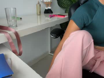 Foto porno emillybrowm ne arata tot la camera pe KUR.ro