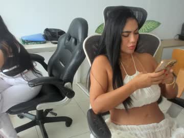 Foto porno emillybrowm ne arata tot la camera pe KUR.ro