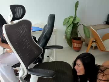 Foto porno emillybrowm ne arata tot la camera pe KUR.ro