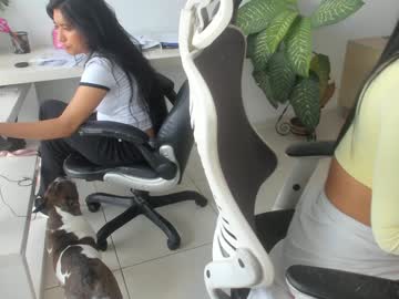 Foto porno emillybrowm ne arata tot la camera pe KUR.ro