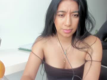 Foto porno emillybrowm ne arata tot la camera pe KUR.ro