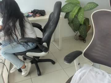 Foto porno emillybrowm ne arata tot la camera pe KUR.ro