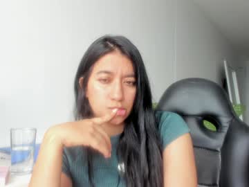 Foto porno emillybrowm ne arata tot la camera pe KUR.ro