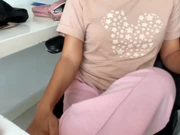 Foto porno emillybrowm ne arata tot la camera pe KUR.ro