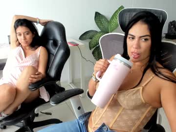 Foto porno emillybrowm ne arata tot la camera pe KUR.ro