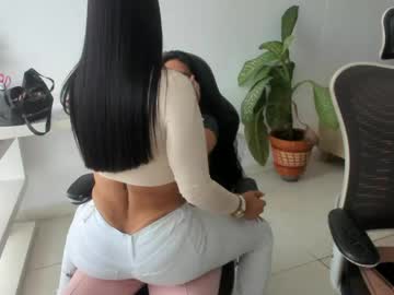 Foto porno emillybrowm ne arata tot la camera pe KUR.ro