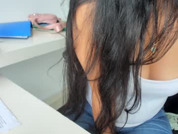 Foto porno emillybrowm ne arata tot la camera pe KUR.ro