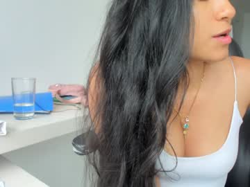 Foto porno emillybrowm ne arata tot la camera pe KUR.ro