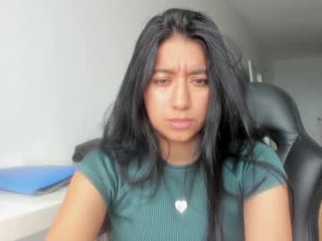 Foto porno emillybrowm ne arata tot la camera pe KUR.ro