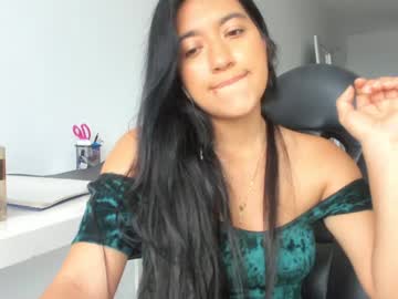 Foto porno emillybrowm ne arata tot la camera pe KUR.ro