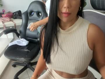 Foto porno emillybrowm ne arata tot la camera pe KUR.ro