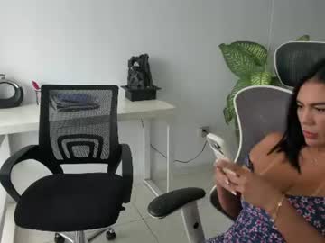Foto porno emillybrowm ne arata tot la camera pe KUR.ro