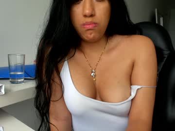Foto porno emillybrowm ne arata tot la camera pe KUR.ro