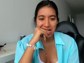 Foto porno emillybrowm ne arata tot la camera pe KUR.ro