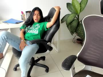 Foto porno emillybrowm ne arata tot la camera pe KUR.ro