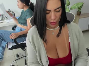 Foto porno emillybrowm ne arata tot la camera pe KUR.ro