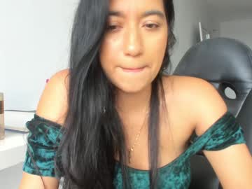 Foto porno emillybrowm ne arata tot la camera pe KUR.ro