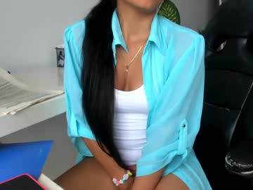 Foto porno emillybrowm ne arata tot la camera pe KUR.ro