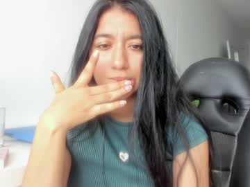 Foto porno emillybrowm ne arata tot la camera pe KUR.ro