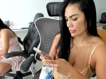 Foto porno emillybrowm ne arata tot la camera pe KUR.ro