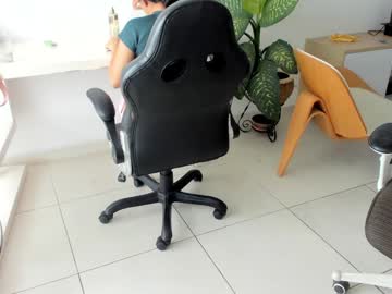 Foto porno emillybrowm ne arata tot la camera pe KUR.ro