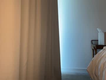 Foto porno emillyyyx se dezbraca la web pe Chaturbate pe KUR.ro