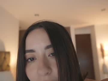 Foto porno emyii se dezbraca la web pe Chaturbate pe KUR.ro