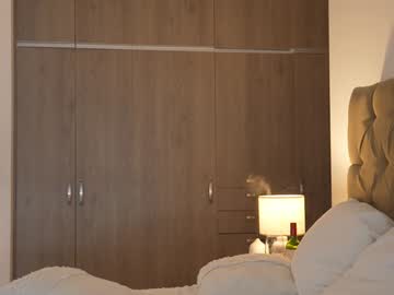 Foto porno emyii se dezbraca la web pe Chaturbate pe KUR.ro