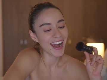 Foto porno emyii se dezbraca la web pe Chaturbate pe KUR.ro