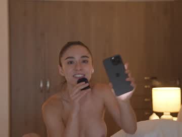 Foto porno emyii se dezbraca la web pe Chaturbate pe KUR.ro