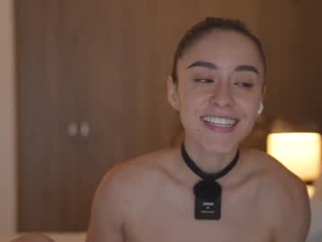 Foto porno emyii se dezbraca la web pe Chaturbate pe KUR.ro