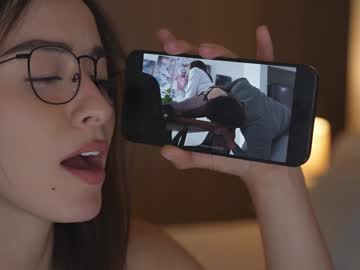 Foto porno emyii se dezbraca la web pe Chaturbate pe KUR.ro