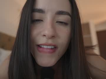 Foto porno emyii se dezbraca la web pe Chaturbate pe KUR.ro