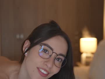 Foto porno emyii se dezbraca la web pe Chaturbate pe KUR.ro