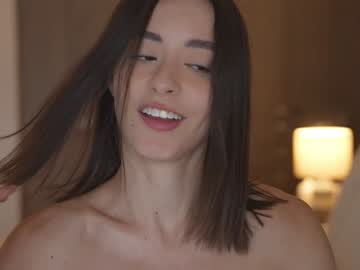 Foto porno emyii se dezbraca la web pe Chaturbate pe KUR.ro