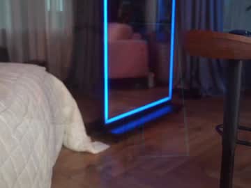 Foto porno eva_fashionista ne arata tot la camera pe KUR.ro