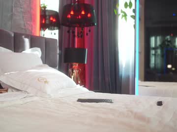 Foto porno eva_fashionista ne arata tot la camera pe KUR.ro
