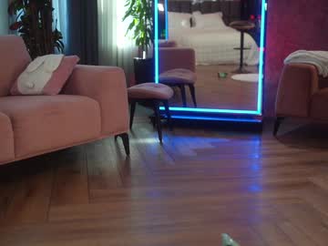 Foto porno eva_fashionista ne arata tot la camera pe KUR.ro