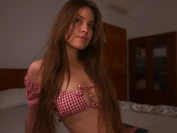 Foto porno fazeyj se dezbraca la web pe Chaturbate pe KUR.ro