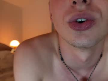 Foto porno friday_gay_dude ne arata tot la camera pe KUR.ro