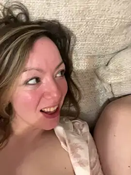 fucklyweds ne arata tot la camera