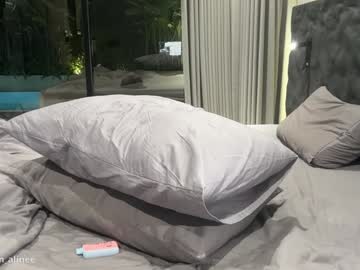 Foto porno golden_alinee se dezbraca la web pe Chaturbate pe KUR.ro